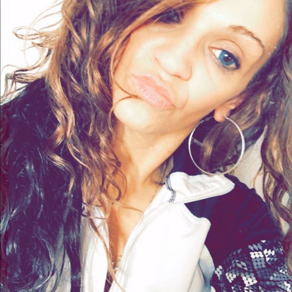 Meet your Posher, Mandi - Picture 2 of 2